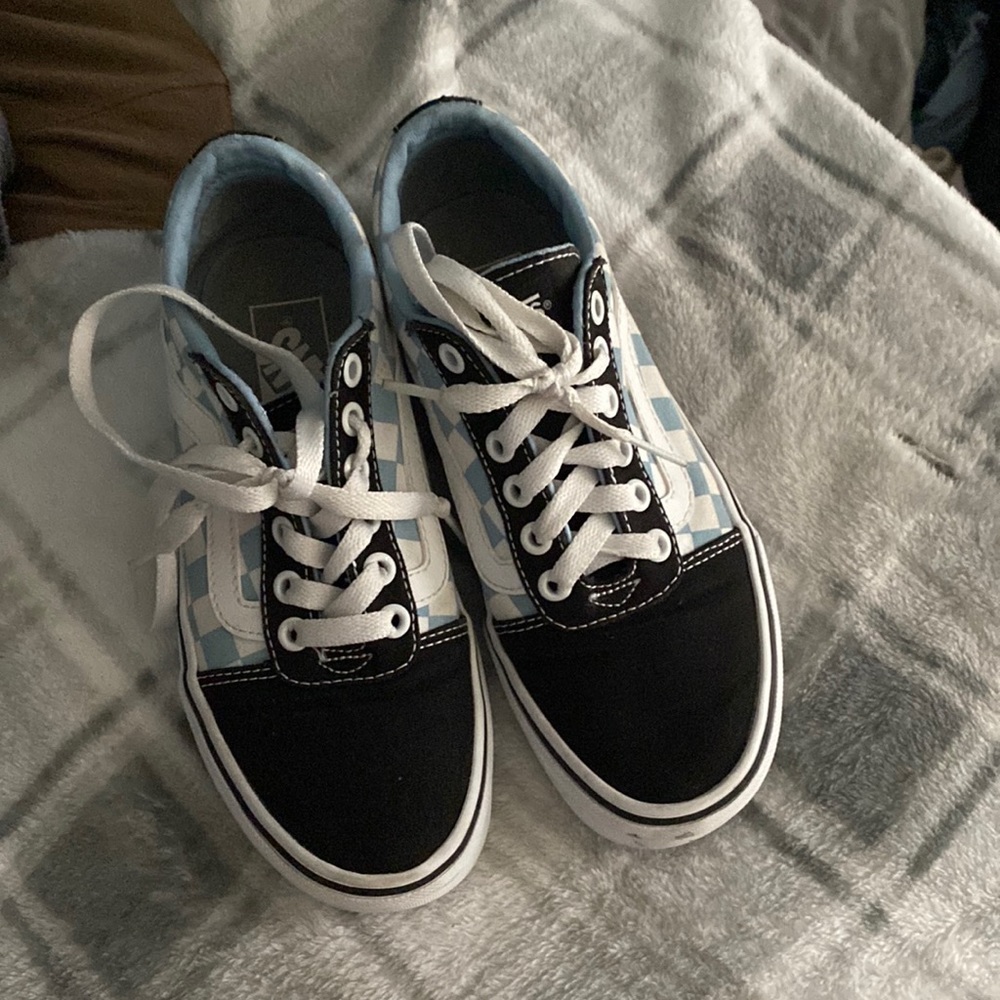 Are used does not come with a box and they are size ones 5.5